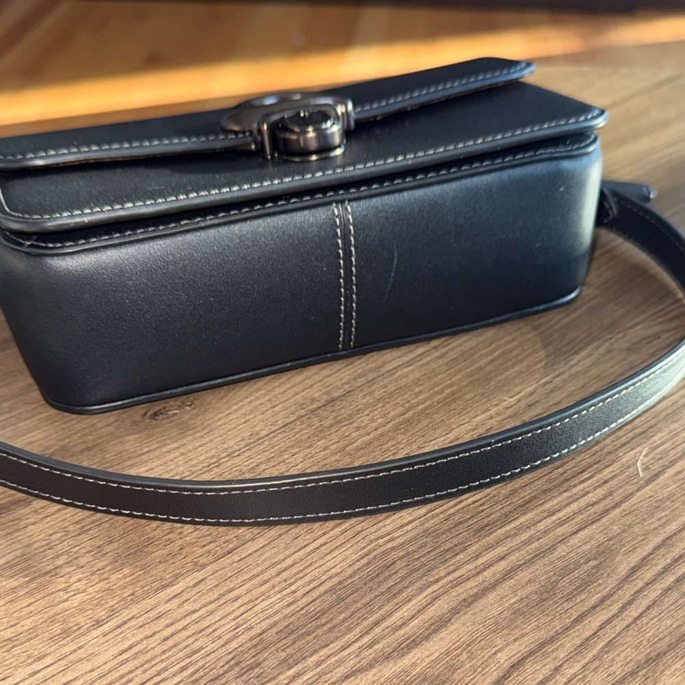 Authentic Coach Black leather shoulder bag BNWT suede interior with key to lock. - Picture 12 of 16